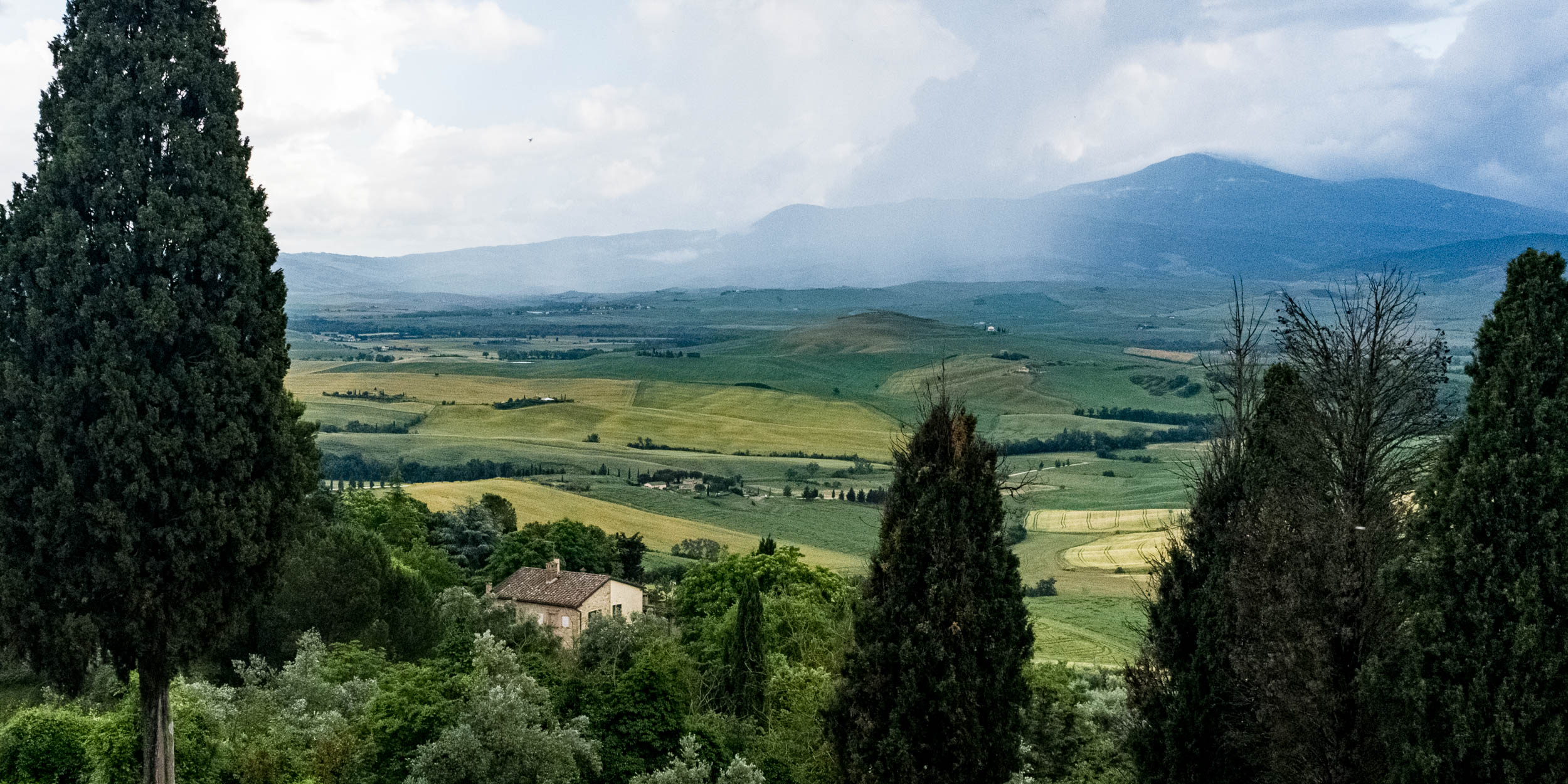 Toskanische Hügellandschaft mit Regenwolken